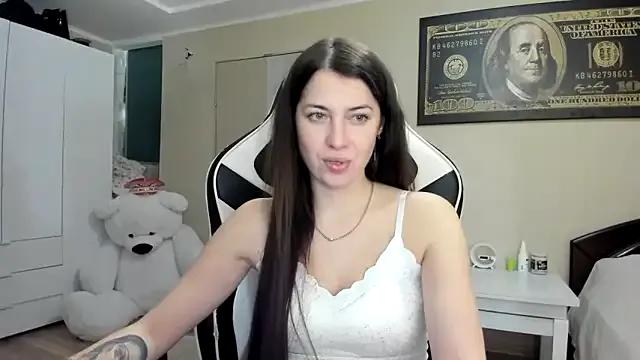 EmiLovsi from StripChat is Freechat