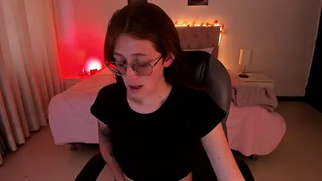 Emily_Warren_ from StripChat is Freechat