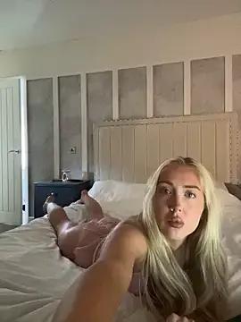emilyhugesxo from StripChat is Freechat