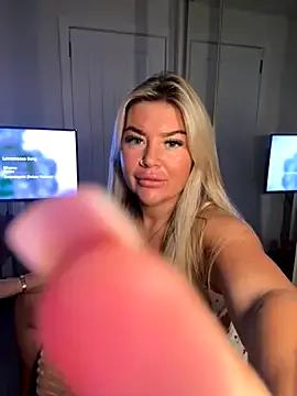 EmilyKingg from StripChat is Freechat