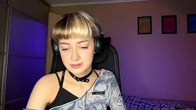 EmilySkyline from StripChat is Freechat