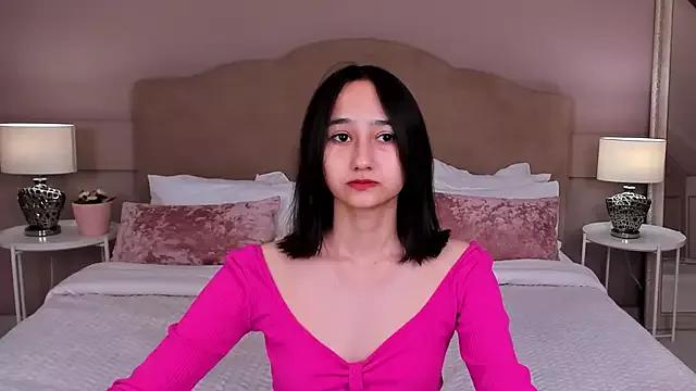 EmilySwonn from StripChat is Freechat