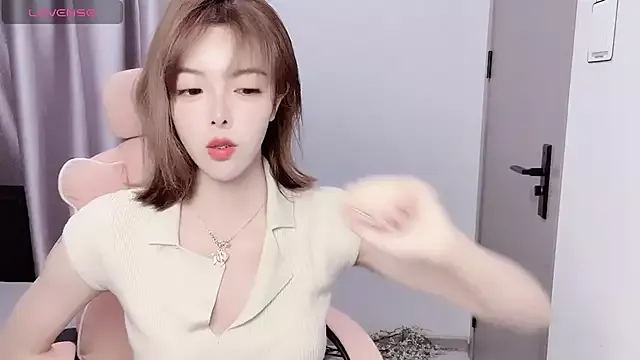 Emma_cnn on StripChat 