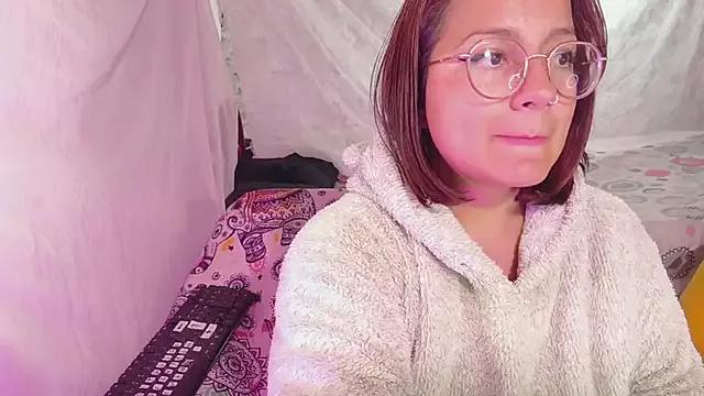 emma_luna1986 from StripChat