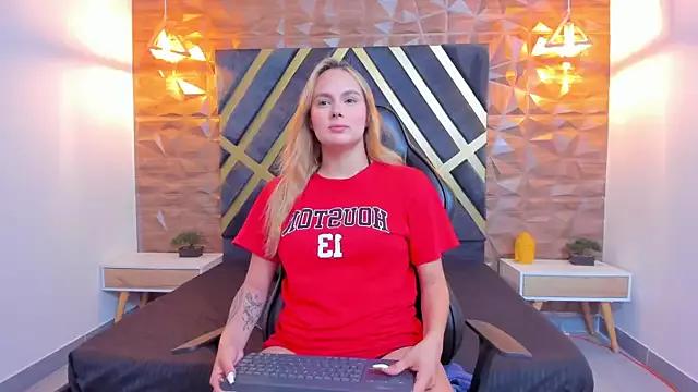 Emmaa_white_ from StripChat is Freechat