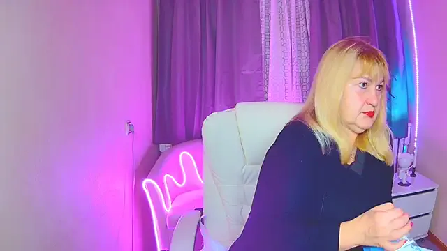 EmmaEllison from StripChat is Freechat