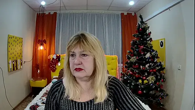 EmmaEllison on StripChat 