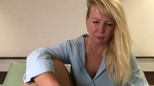 EmmaInLove23 from StripChat
