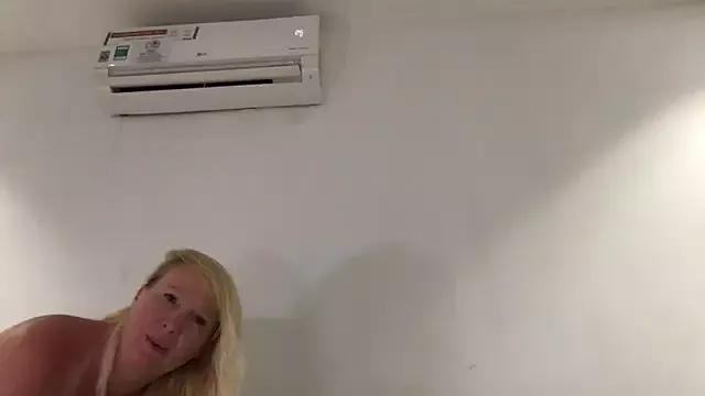 EmmaInLove23 from StripChat