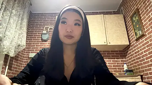 EmmaLeexth from StripChat is Freechat