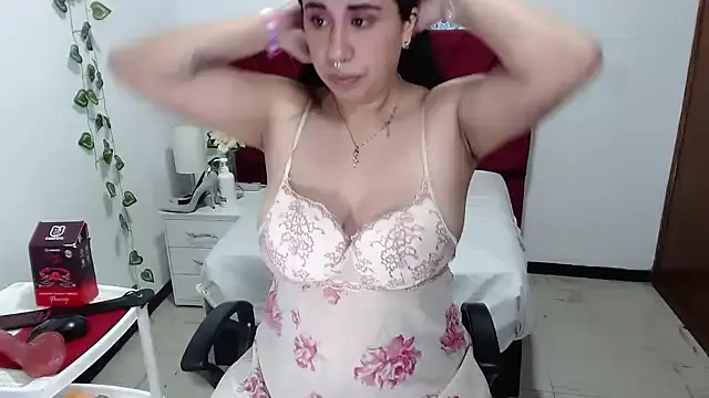 EmmaNaughty12 on StripChat 