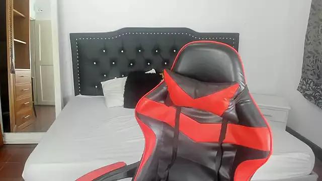 EmmaSweetCol from StripChat