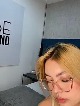 EmmaSydney from StripChat is Freechat