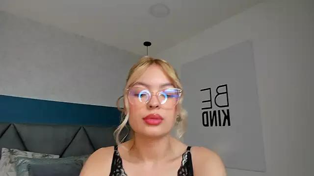 EmmaSydney from StripChat is Freechat