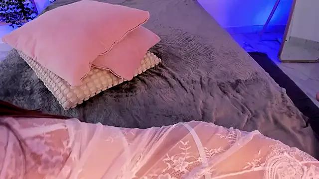 Emmi_Lake from StripChat