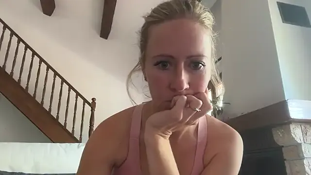 Emmy_frenchie on StripChat 