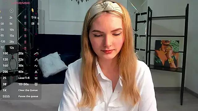 EvelineAmore from StripChat is Freechat