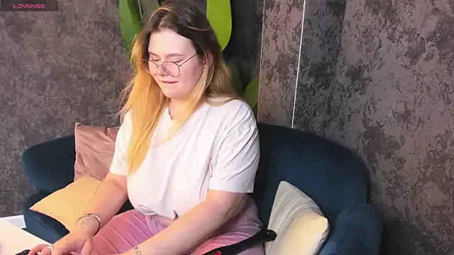 Evelyn_Harmony on StripChat 