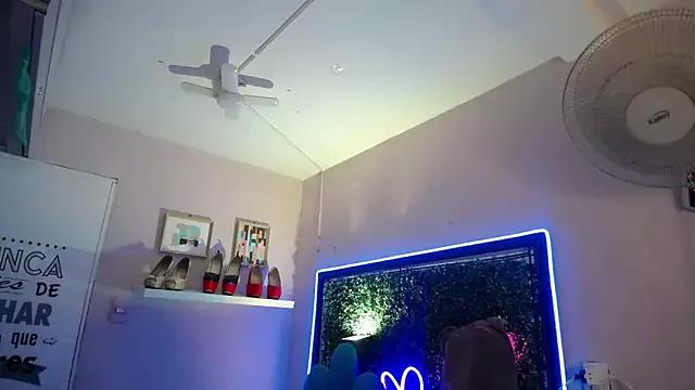 evelyn_mature19 from StripChat
