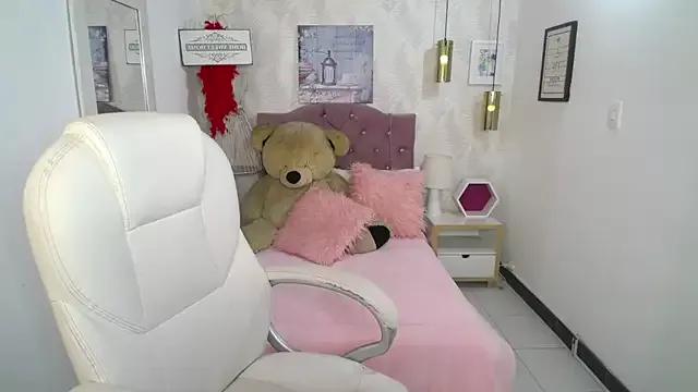 evelyn_rose_tk from StripChat is Freechat