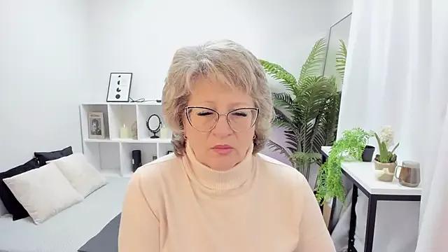 EvelynJoyful from StripChat