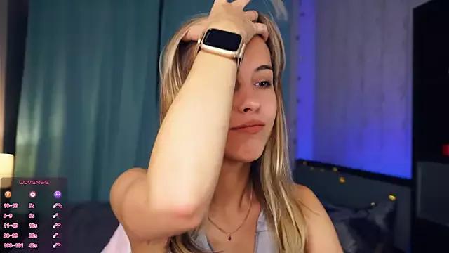 FannyHewson from StripChat