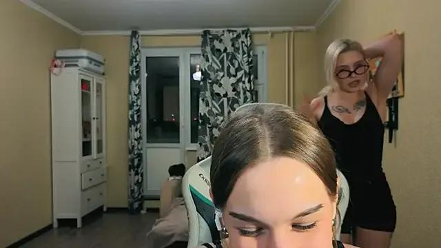 girls_n_roses from StripChat is Freechat