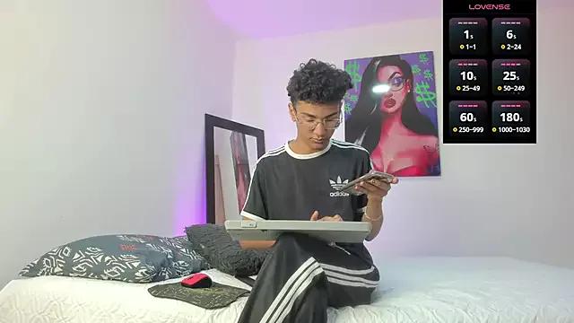 harrytwink18 from StripChat