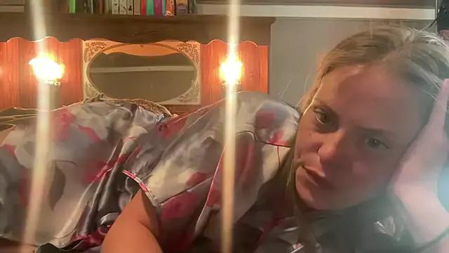 HazelFr33bird from StripChat is Freechat