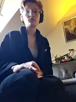 hellgirlzheaven on StripChat 