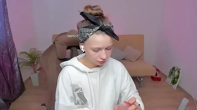 HelloRoxy from StripChat