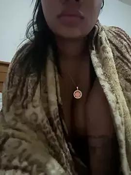 Hillarymoreninha from StripChat