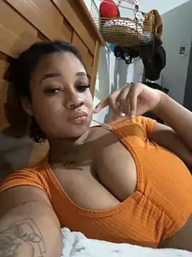 Hillarymoreninha from StripChat