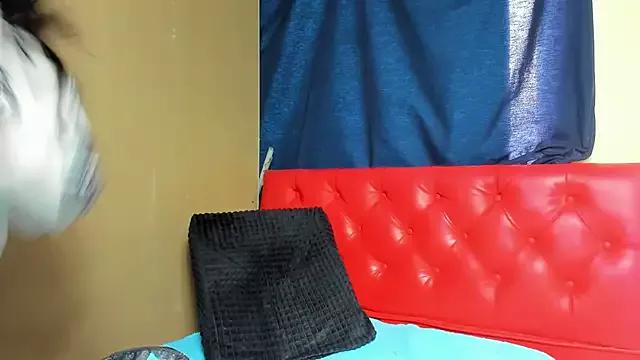 hillaryy19 from StripChat