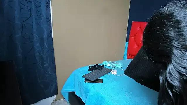 hillaryy19 from StripChat