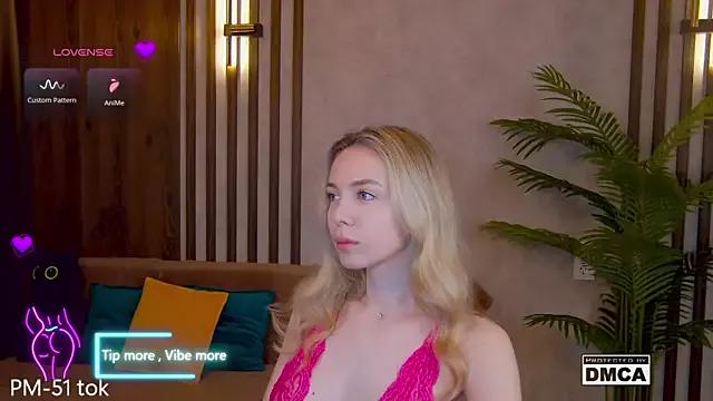 Holl1Would from StripChat