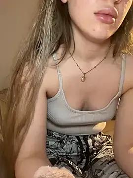 Holly-Glamour from StripChat is Freechat