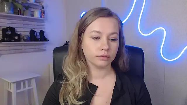 holly_xglam from StripChat