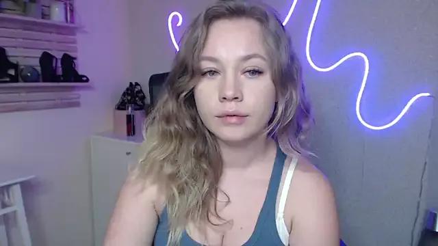 holly_xglam from StripChat