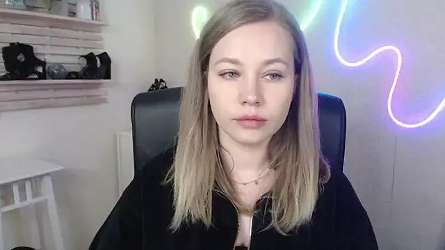 holly_xglam from StripChat