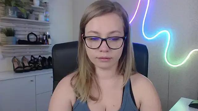 holly_xglam from StripChat