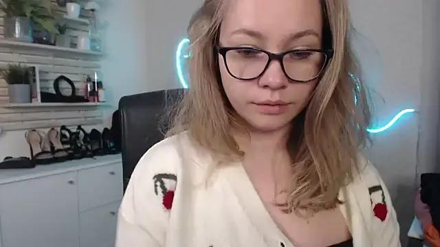 holly_xglam from StripChat