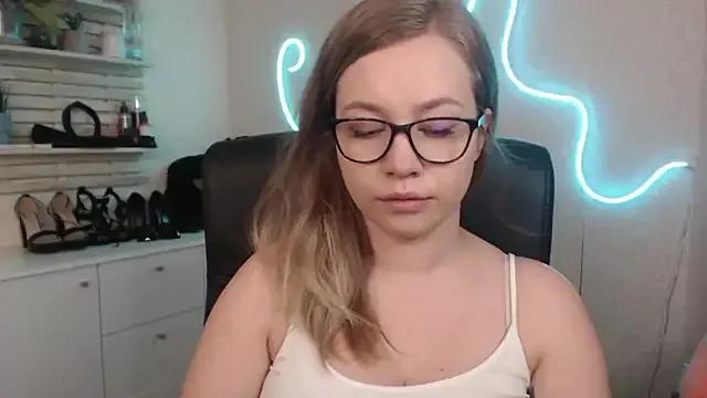 holly_xglam from StripChat