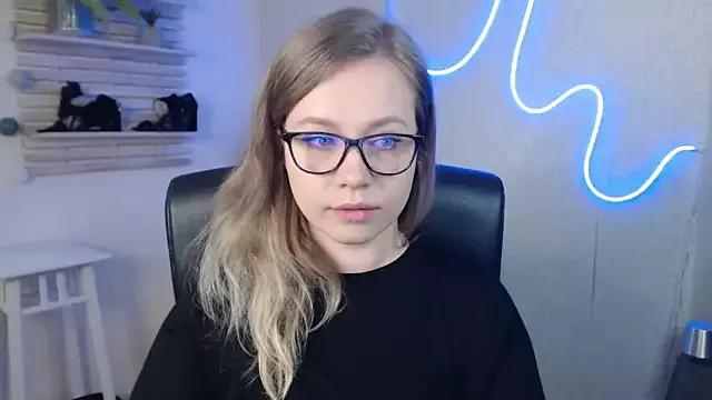 holly_xglam from StripChat