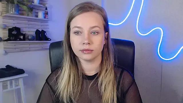 holly_xglam from StripChat