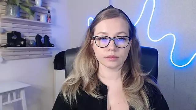 holly_xglam from StripChat