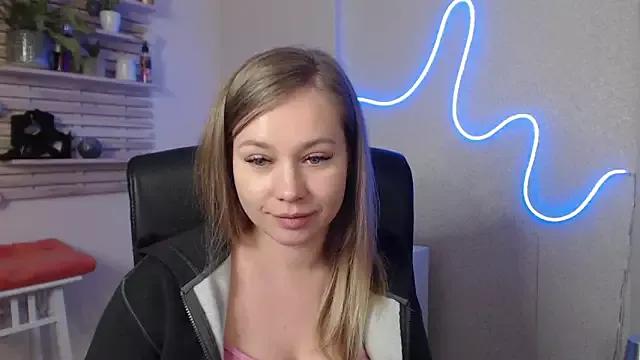 holly_xglam from StripChat