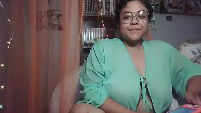 Honeybea_val from StripChat