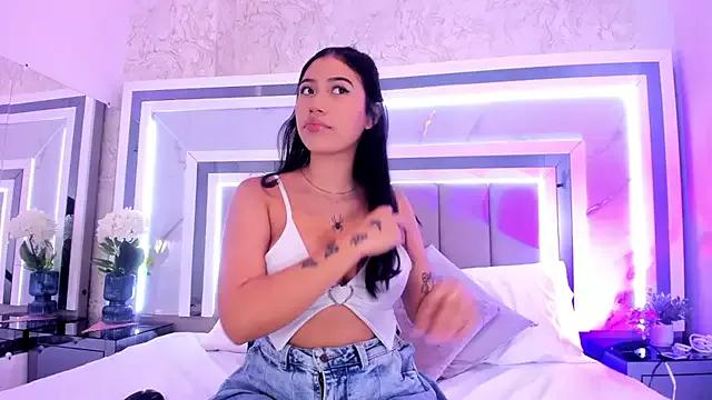 HoneyEvans from StripChat is Freechat