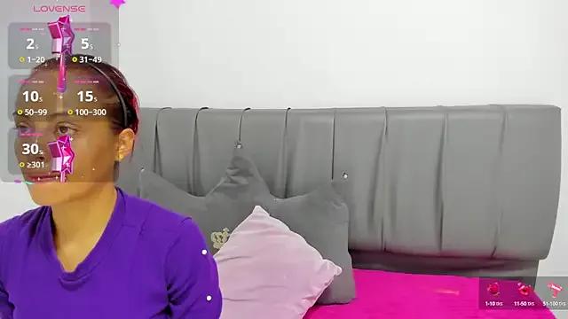 HoollyHendrix from StripChat is Freechat